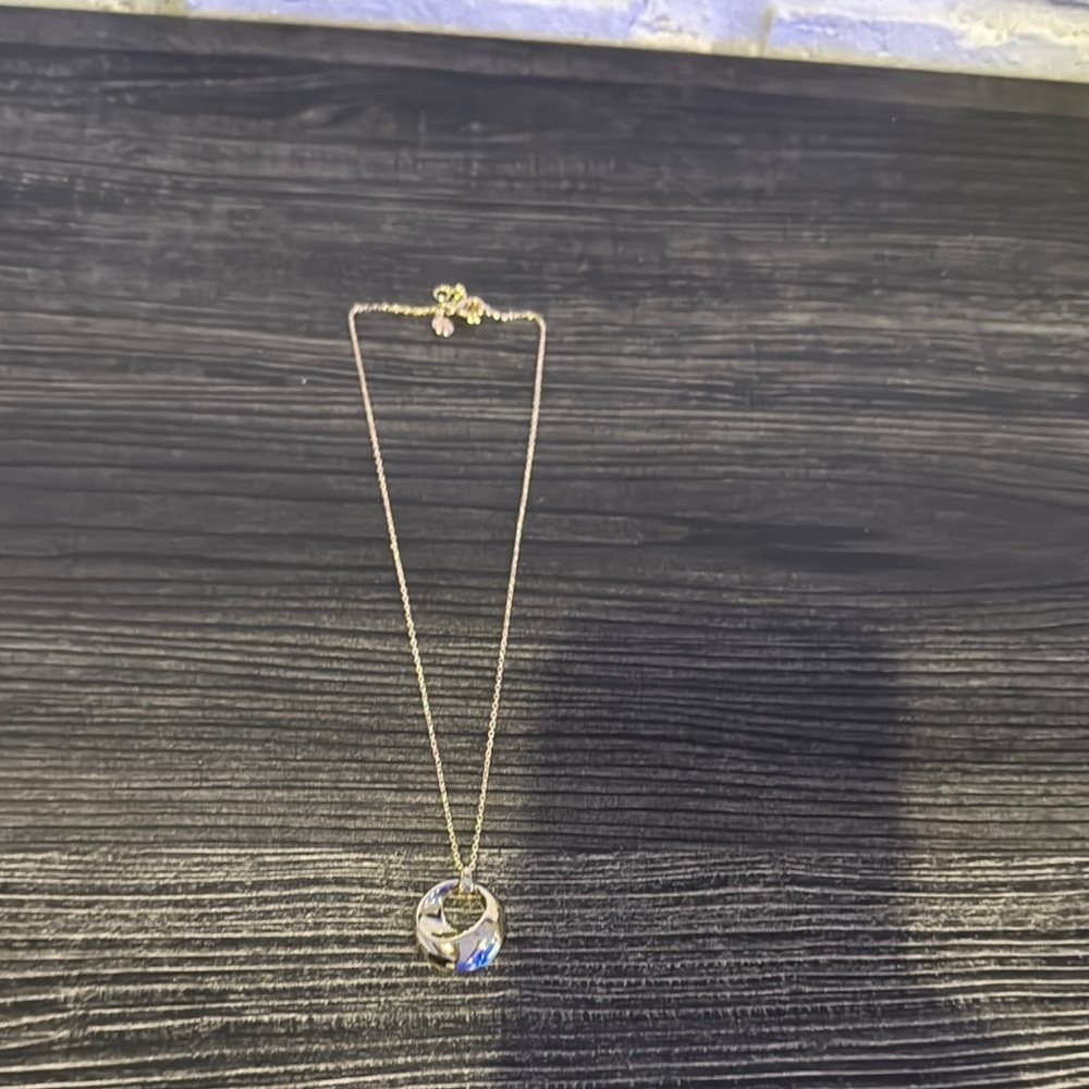 Elegant Gold metal necklace - Picture 2 of 3